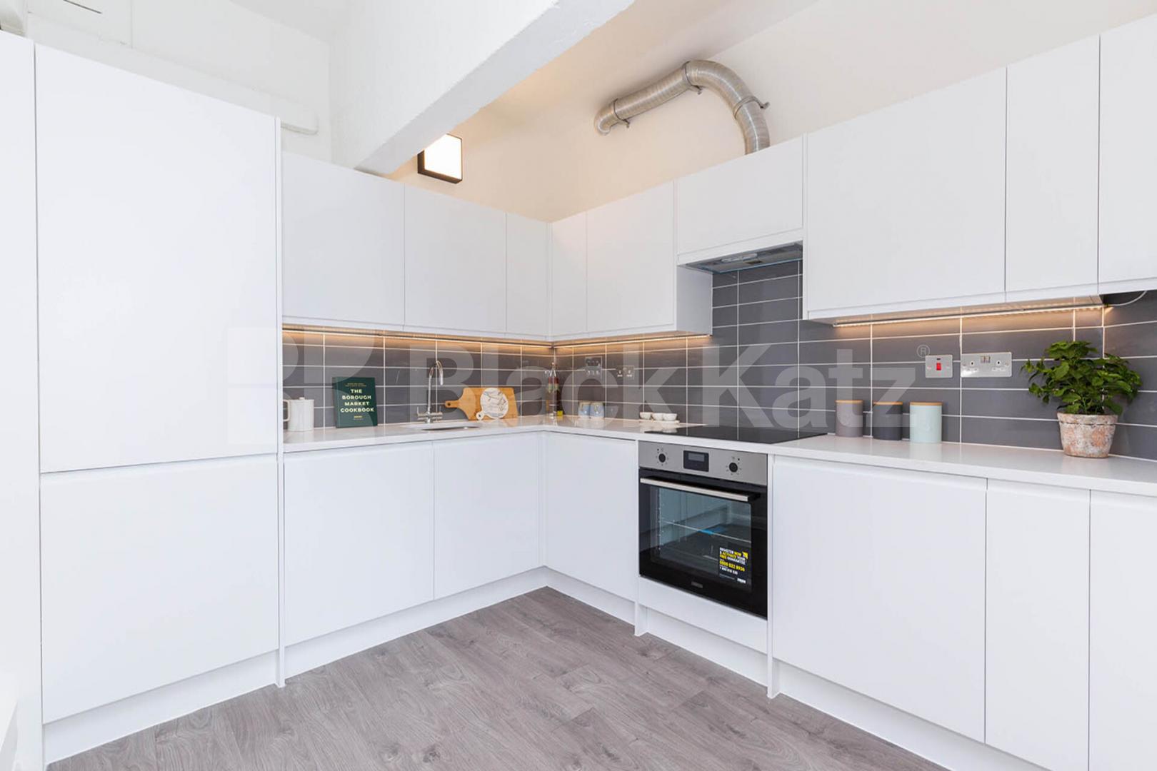 A large and spacious studio within a warehouse convertion Ability View / Kingsland Road, Haggerston